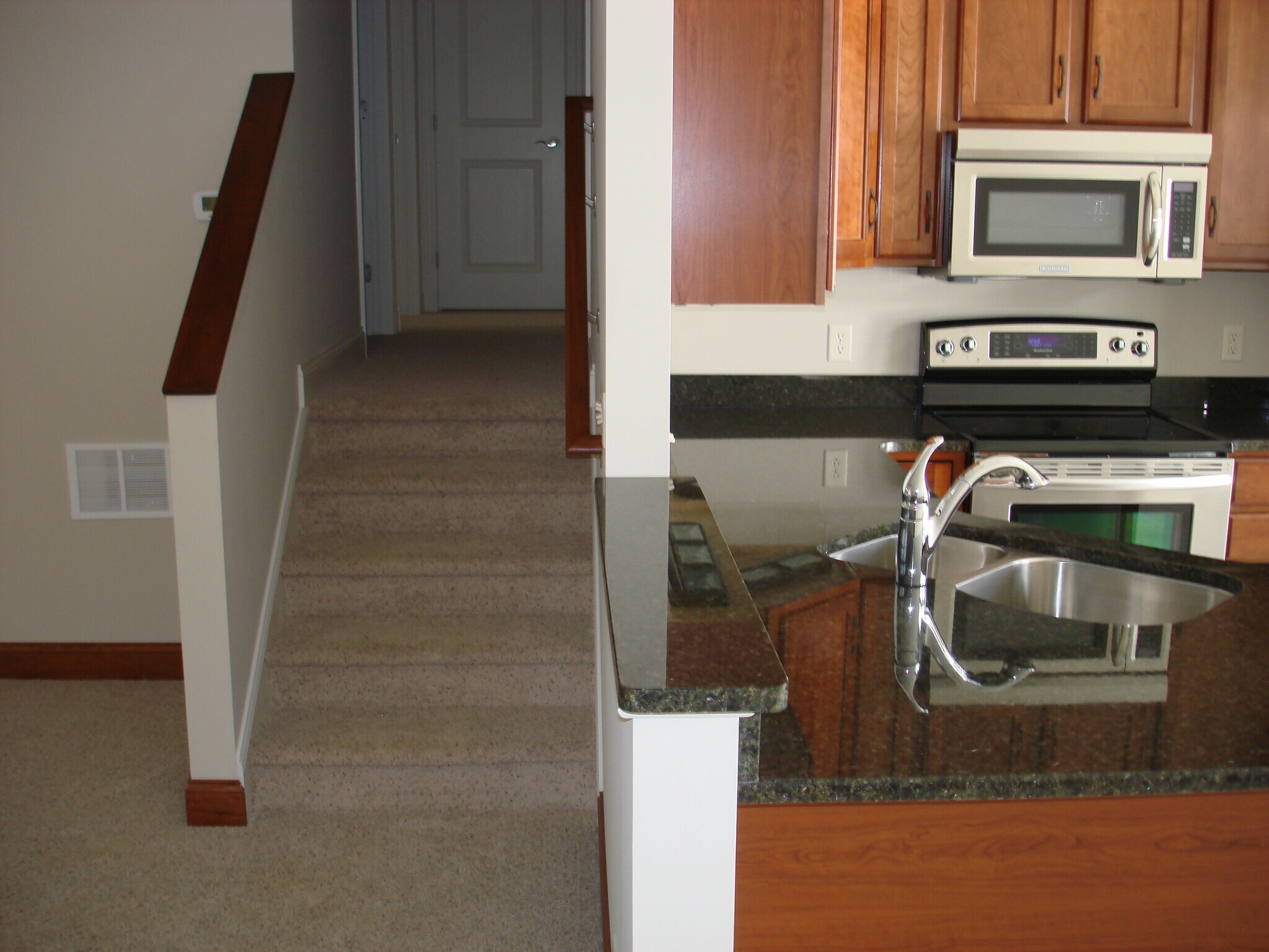 Building Photo - 975 Sautter Dr