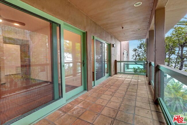 Building Photo - 3916 Rambla Orienta