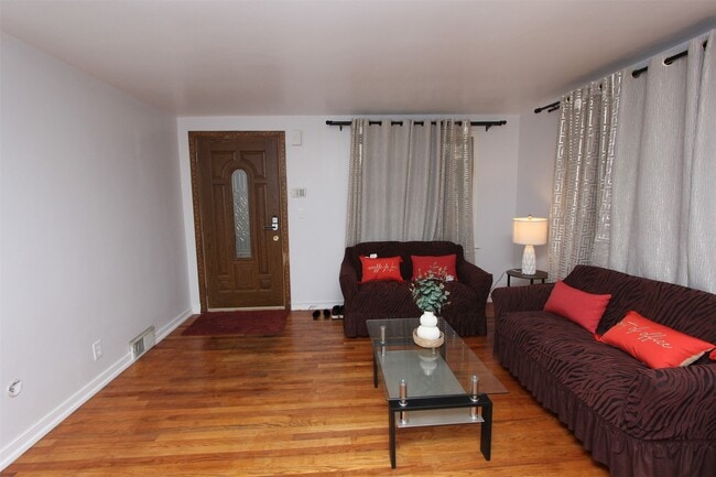 Building Photo - 701 Delano Ave