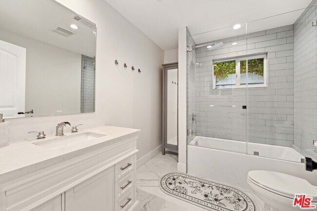 Building Photo - 11642 Acama St