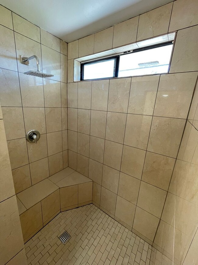 Building Photo - 5 Bedroom 2 Bathroom Apartment in Goleta