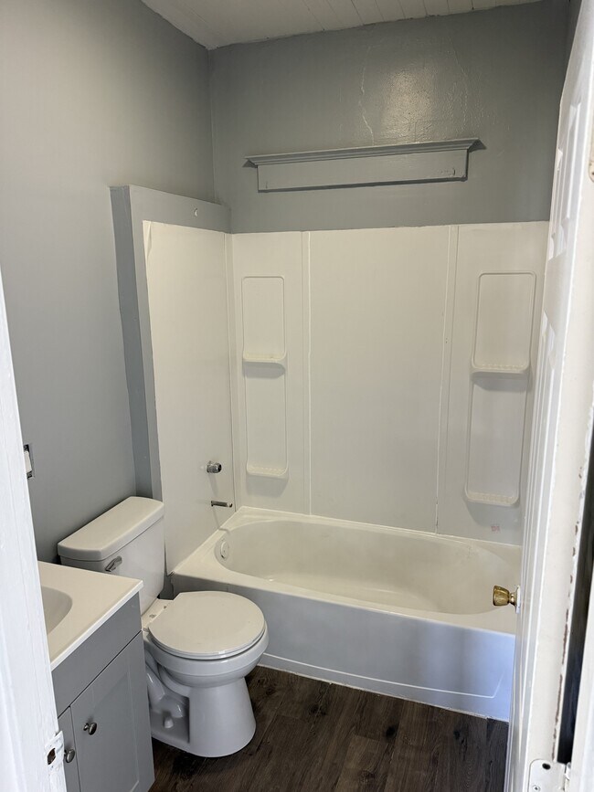 Building Photo - 2239 N Sheridan Rd