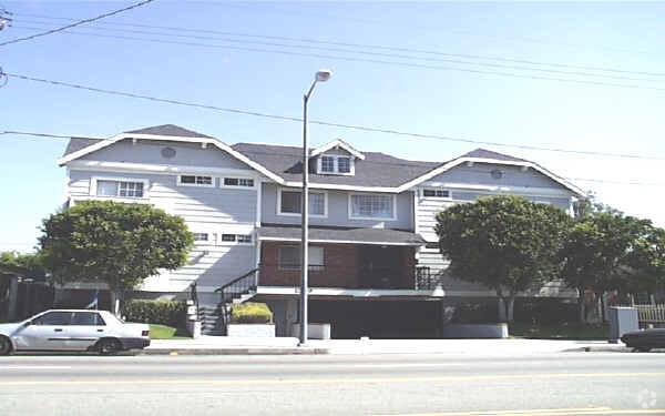 Building Photo - 12249 Oxnard St
