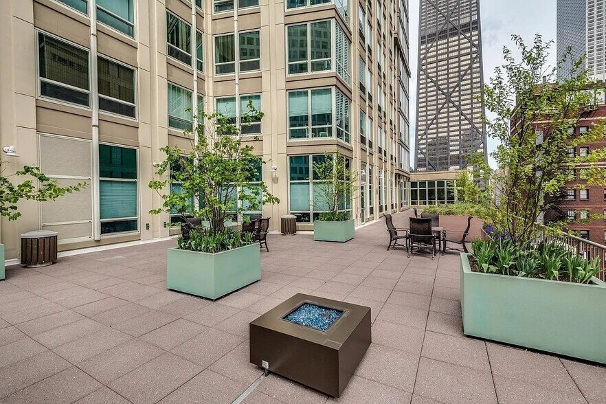 Balcony/deck - 57 E Delaware Pl