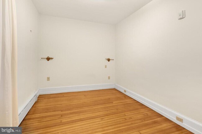 Building Photo - 323 S 17th St