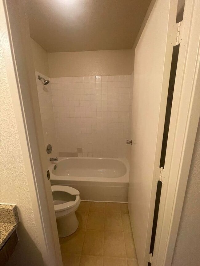 Building Photo - AVAILABLE NOW! 2 bed / 2 Bath near UNR!