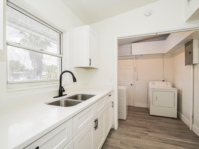 Building Photo - 734 5th Pl SW