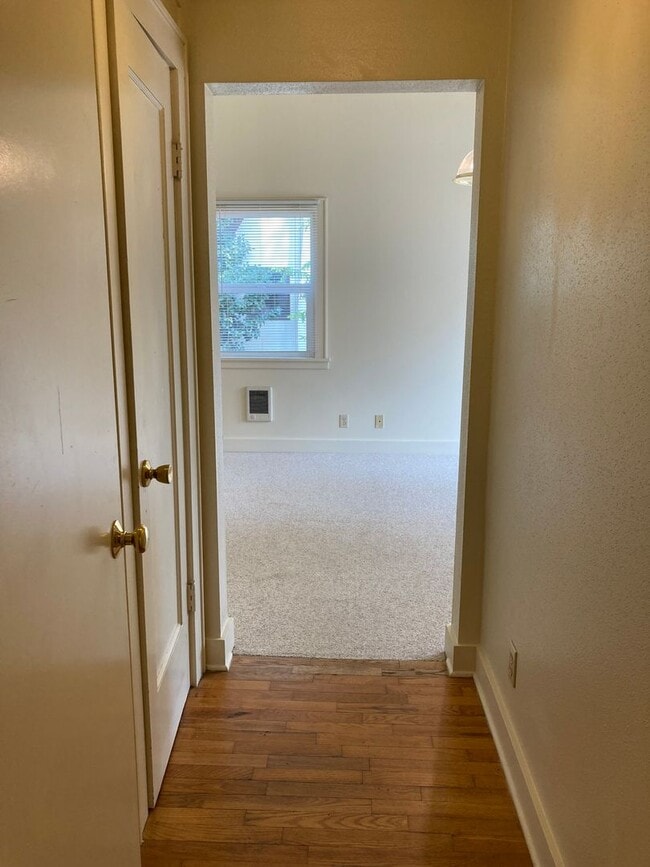 Building Photo - Campus House ~ 3 bedroom, 2 bath