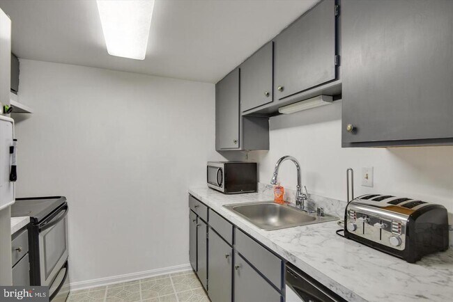 Building Photo - 678 Newbridge Ct