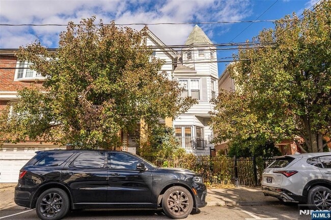 Primary Photo - 124 73rd St