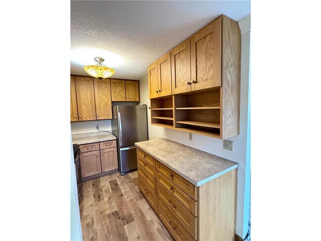 Building Photo - 1304 W Medicine Lake Dr