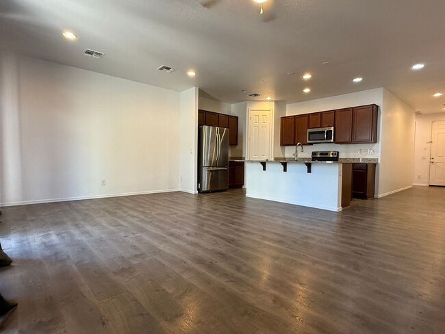 Building Photo - Laveen, Gated Community, 3 bed, 2 bath Gre...