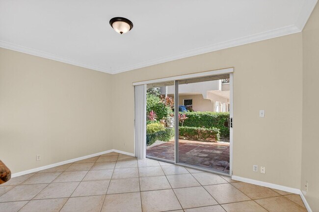 Building Photo - 596 SE 20th Ave