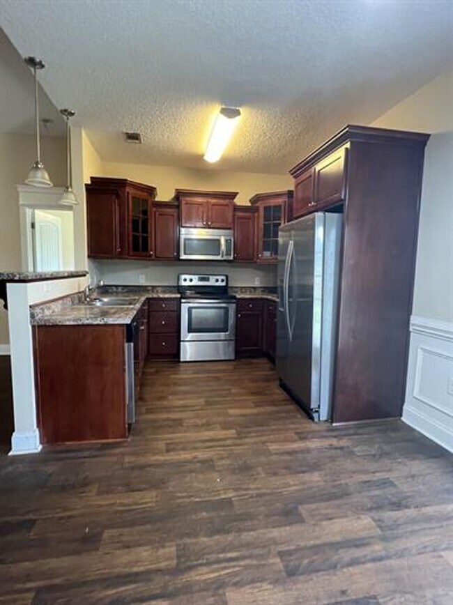 Building Photo - Beautiful home in a very quiet neighborhood!
