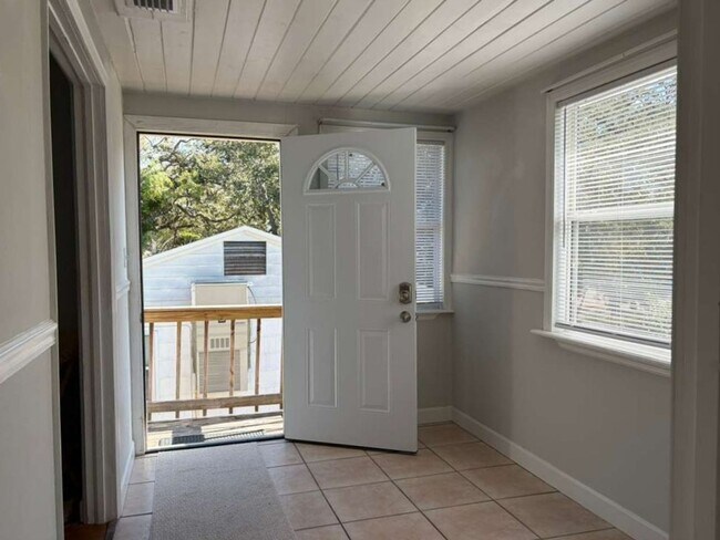 Building Photo - 2 Bedroom Single Family Home in the Desirable Westminster Heights Neighborhood