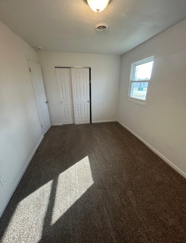 Building Photo - Cute 4 bed/1bath