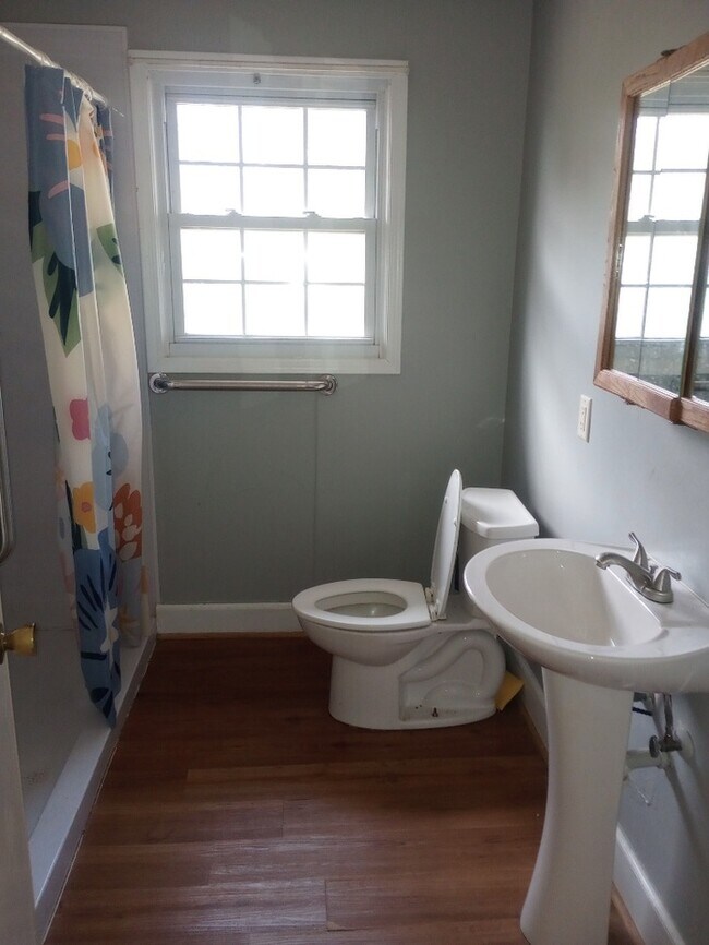 Building Photo - 8 Sewanee Ave