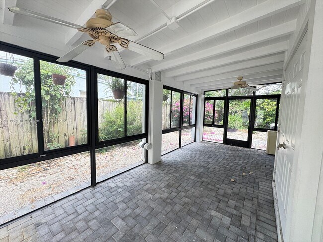 Building Photo - 1601 SW 12th Ct