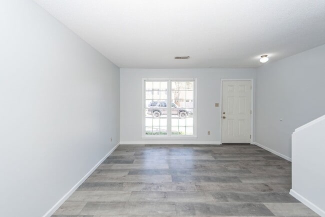 Building Photo - 2 Bedroom, 1.5 Bathroom Townhome - Summerville