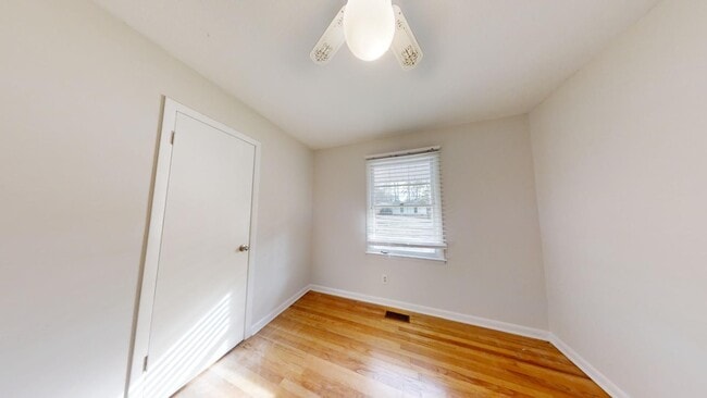 Building Photo - Cute one level home inside the Loop