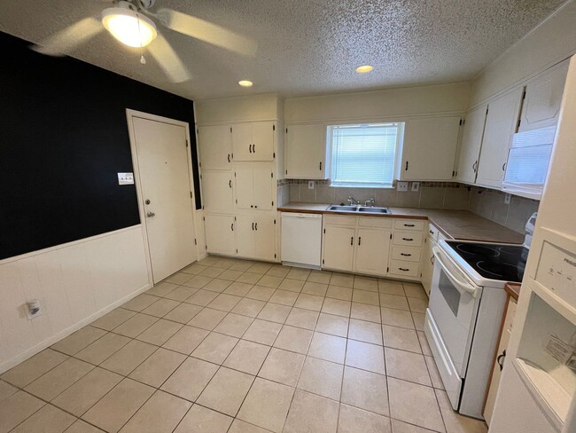 Building Photo - 2102 El Dorado Dr