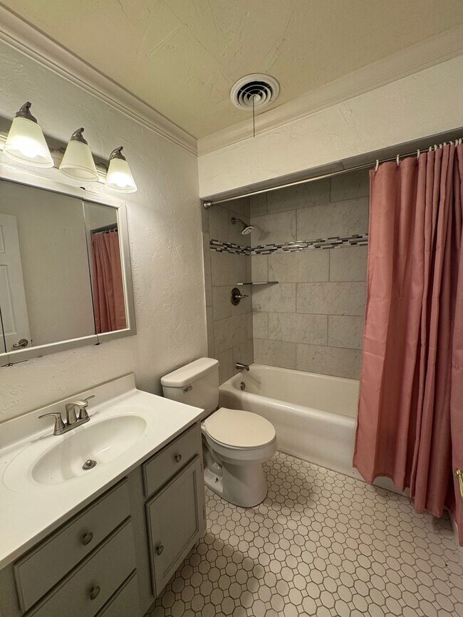 Building Photo - Located in Wolfin!!!! 3 bedrooms plus stud...