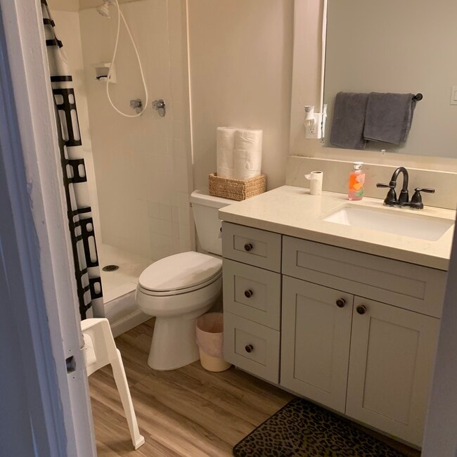 Building Photo - 425 Ena Rd