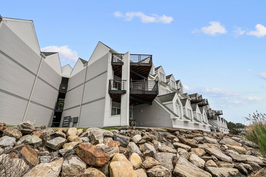 Building Photo - 733 Popes Island Rd