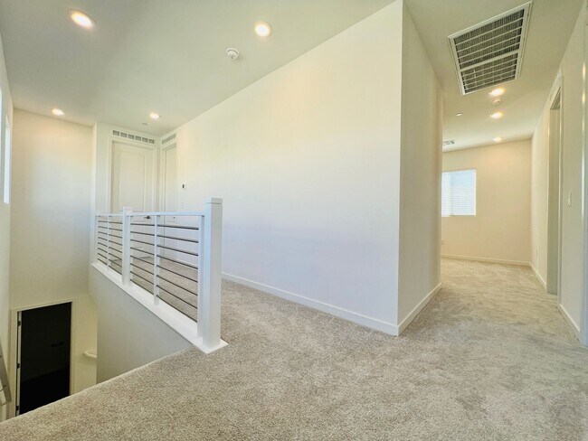 Building Photo - s 4 bedroom 2.5 Bathrooms with Loft, home ...