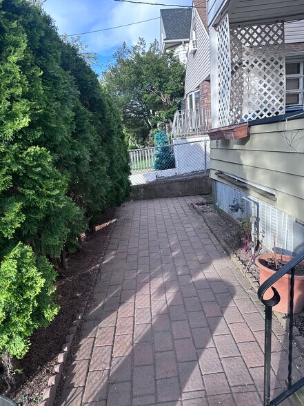 Building Photo - 95 E Clifton Ave