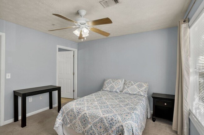 Building Photo - Southern Edge Condo Just Steps from Campus