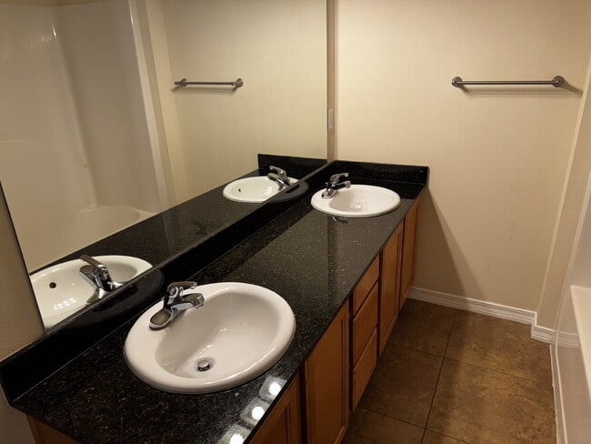 Building Photo - "Spacious 3-Bed Townhouse Oasis with 2.5 B...