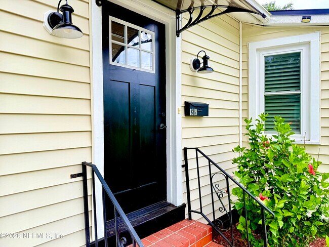 Building Photo - 1319 Azalea Dr