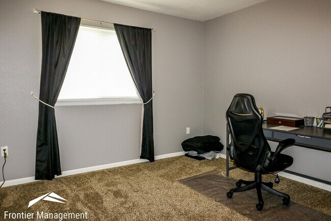 Building Photo - Cozy 3 Bedroom Duplex on the South Side of...
