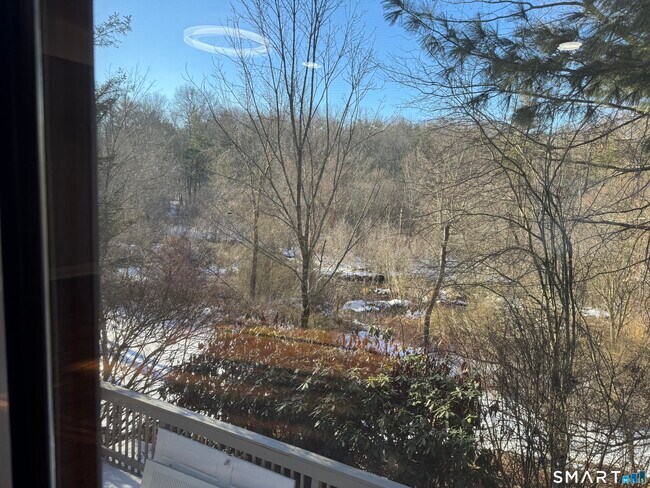 Building Photo - 2 Highland Square