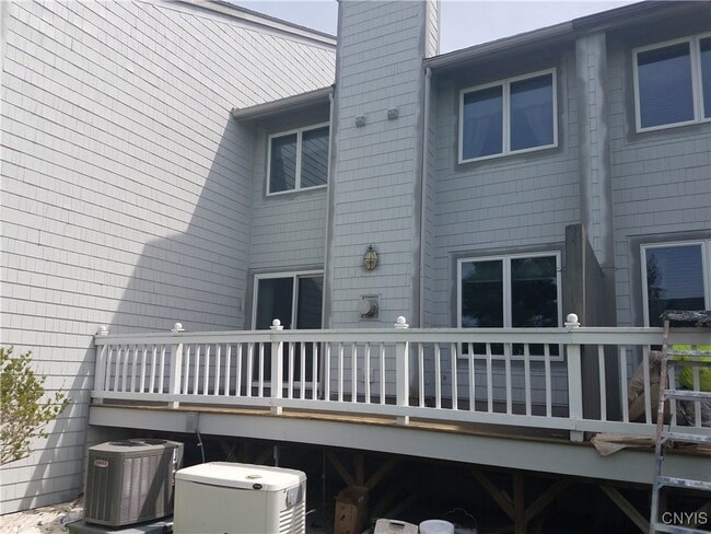 Building Photo - 331 Summerhaven Dr N