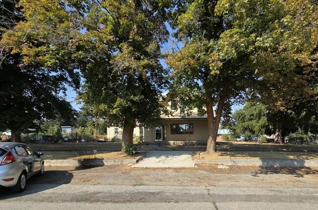 Building Photo - Large 4 Bedroom 2 Bath in Quaint Waterville