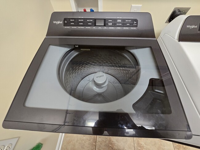 Building Photo - 107a Oakwood Dr