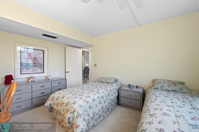 Building Photo - 3499 Oaks Way