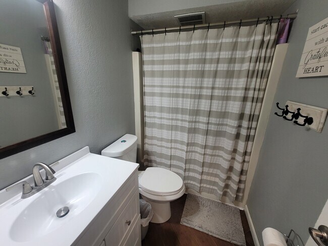 Building Photo - 1012 Meadowview Pl