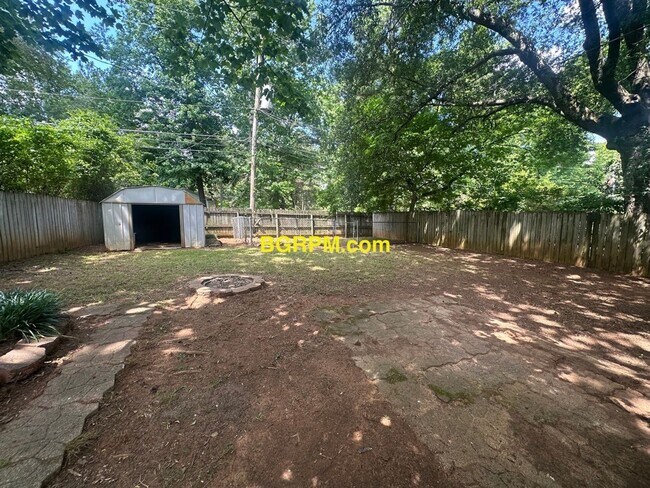 Building Photo - 3 Bd, 1 1/2 BA, home in Jacksonville