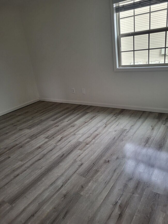 Building Photo - Modern 2-Bed, 1-Bath Oasis with Central Ai...