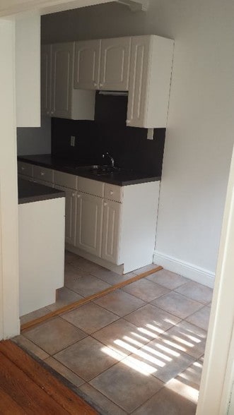 Building Photo - 121 Park Dr