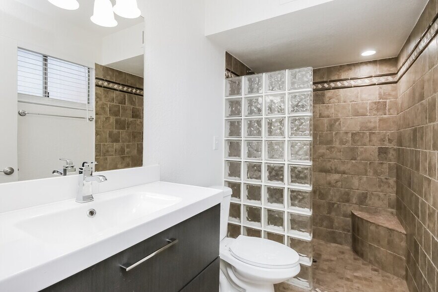 Building Photo - 1811 N Cheri Lynn Dr