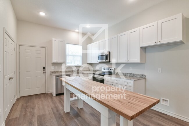 Building Photo - $1750! 3Bed/2Bath in Fort Worth! Get your ...