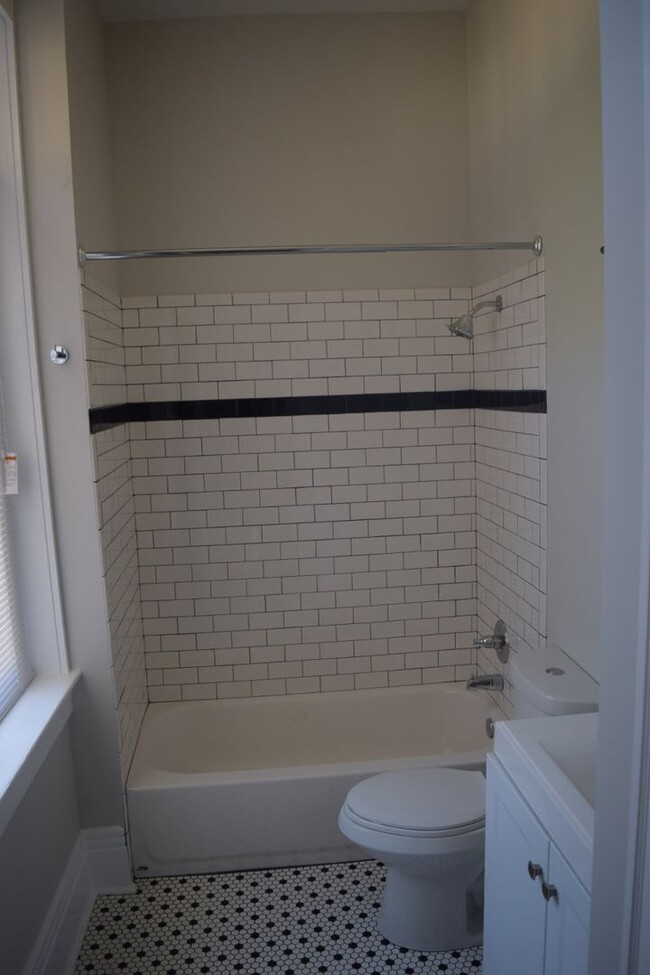 Building Photo - 1131