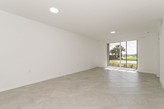 Building Photo - 2-bed 2-bath pet friendly condo with Golf membership at the National Golf!