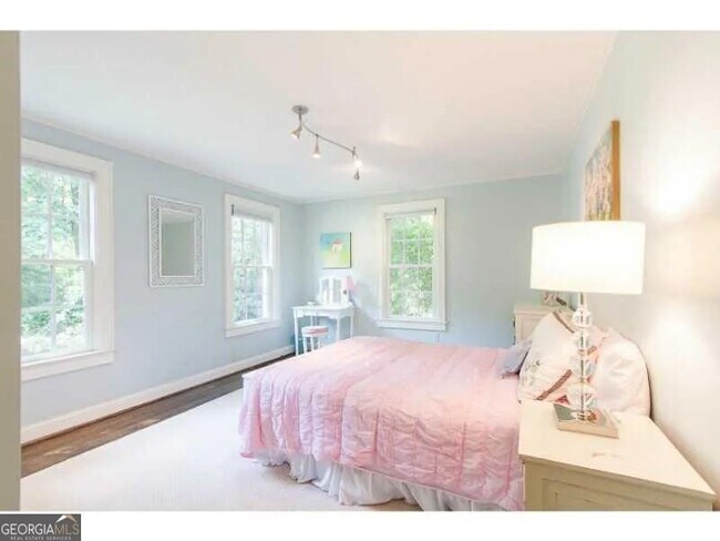 Building Photo - 1916 Greystone Rd NW