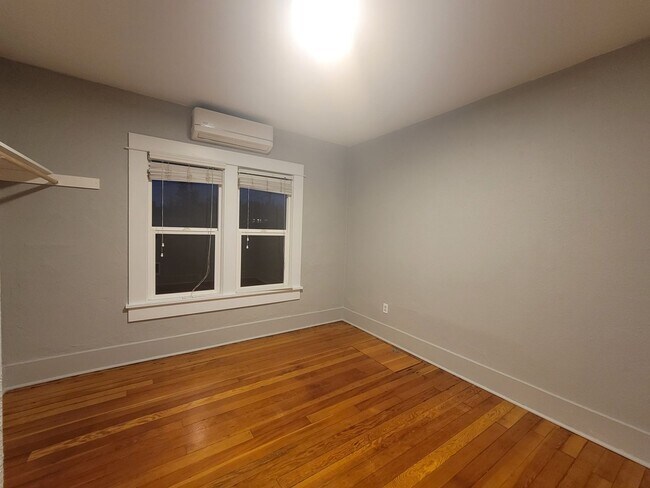 Building Photo - Charming 2 bed 1 bath