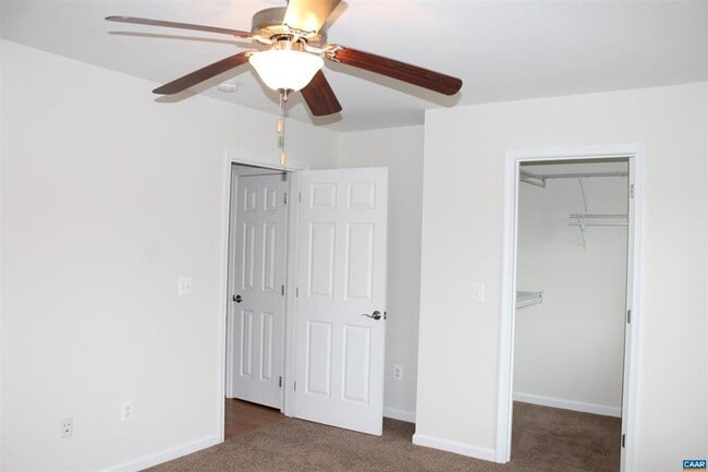 Building Photo - Two story townhouse w/ 3 bedrooms,2.5 baths